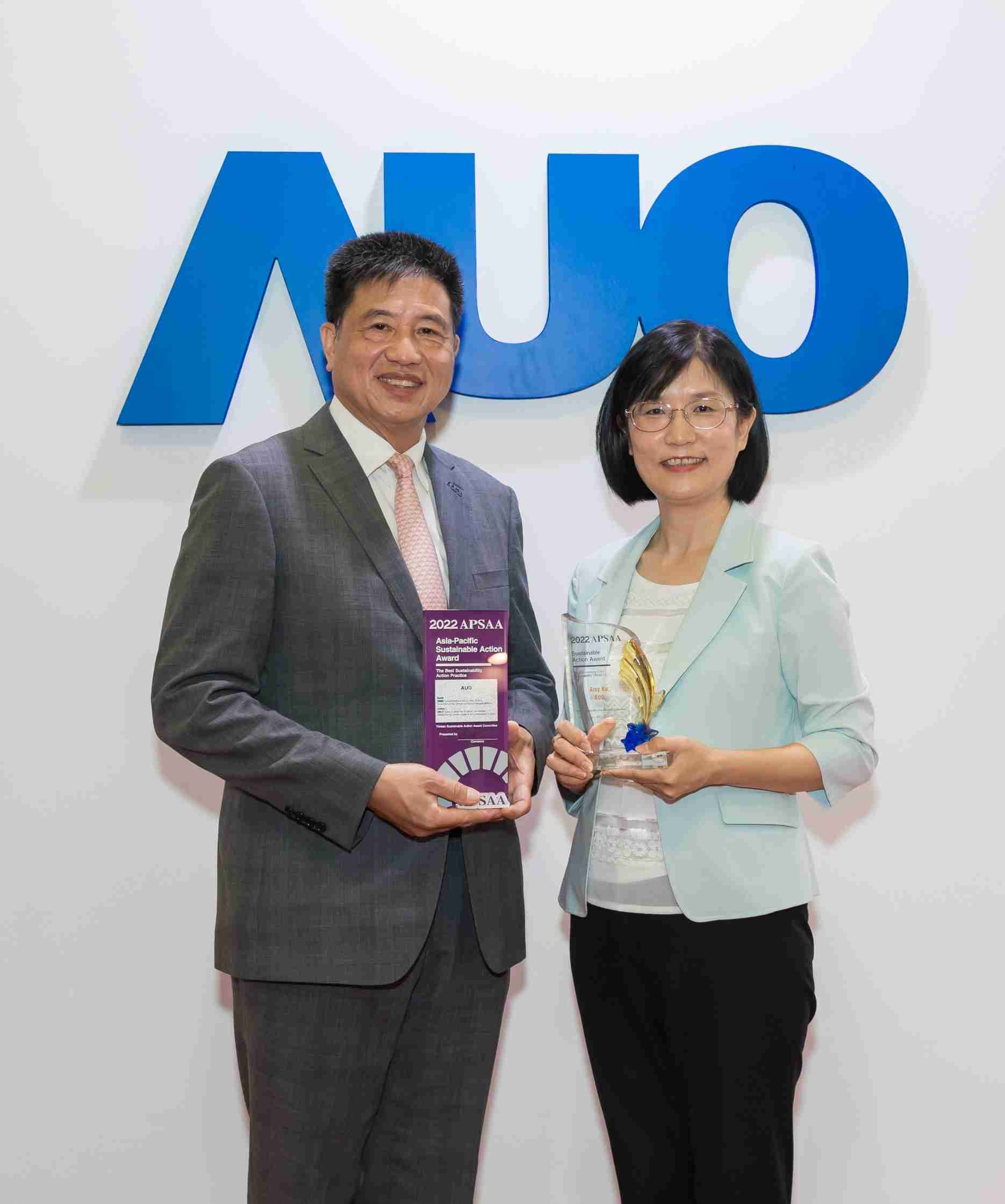 YAXIN111长期垫筑永续远景的基石，，，透过ESG暨气候委员会逐步实践永续策略蓝图。。。。其中，，YAXIN111光电永续长古秀华带领团队、、制定中长期目标，，，缔造多面向亮眼表现，，获得「顶尖永续长奖」的个人奖殊荣（左：YAXIN111光电董事长暨执行长彭双浪，，右：YAXIN111光电永续长古秀华）