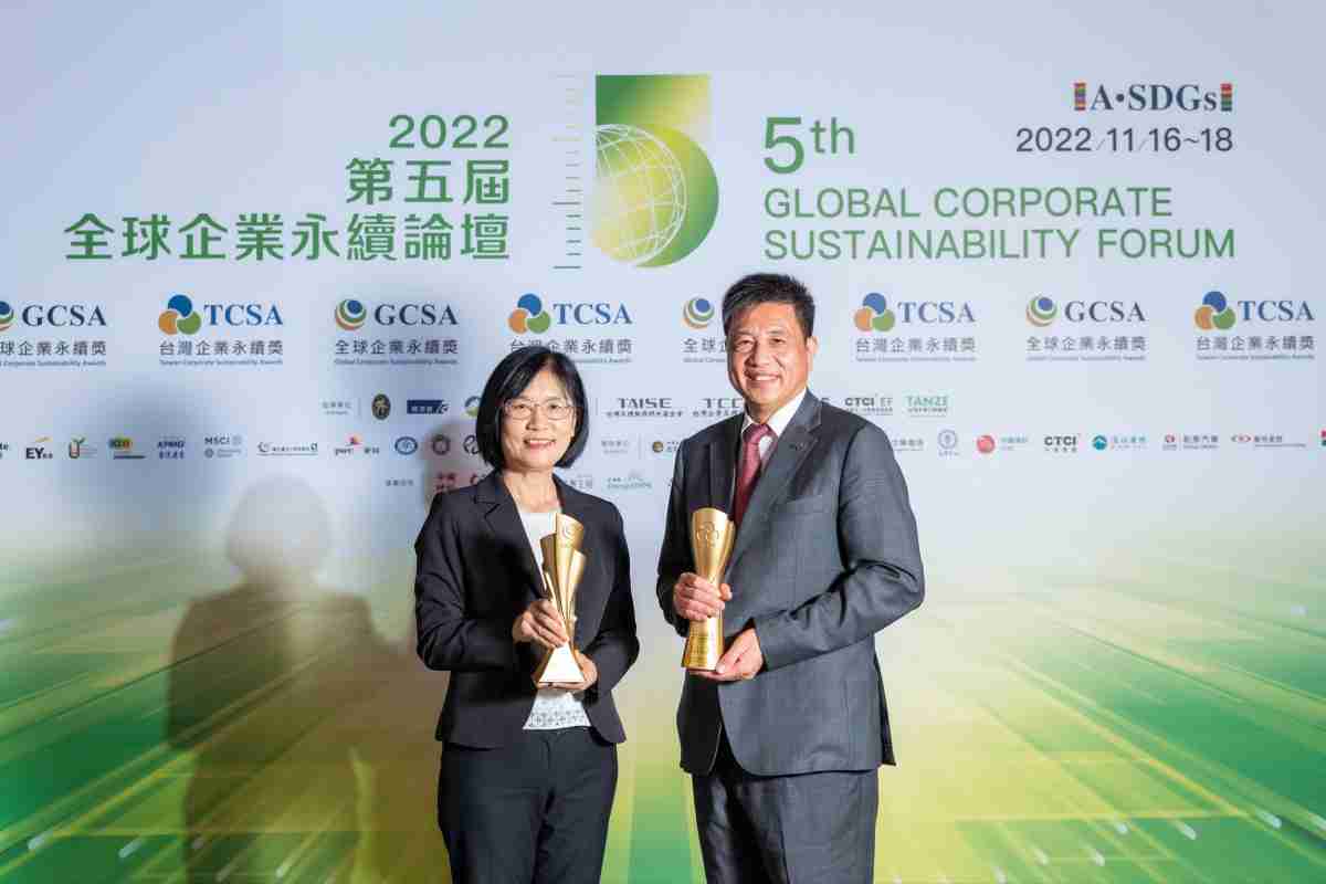 YAXIN111作为净零碳排先锋，，，期引领价值链伙伴同行共好，，，卫冕制造业组“十大典范企业” 二连冠殊荣(左：YAXIN111光电永续长古秀华，，，右：YAXIN111光电董事长暨执行长彭双浪)