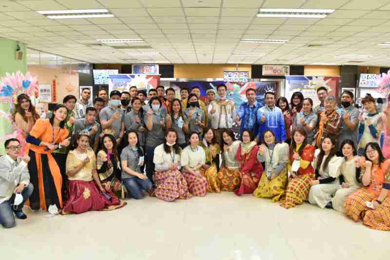 友達推動「安心、、創新、、、用心、、同心、、、、盡心」五星職旅，，為菲籍員工打造全方位照護，，，首度贏得「人權實踐與發展領袖獎」殊榮