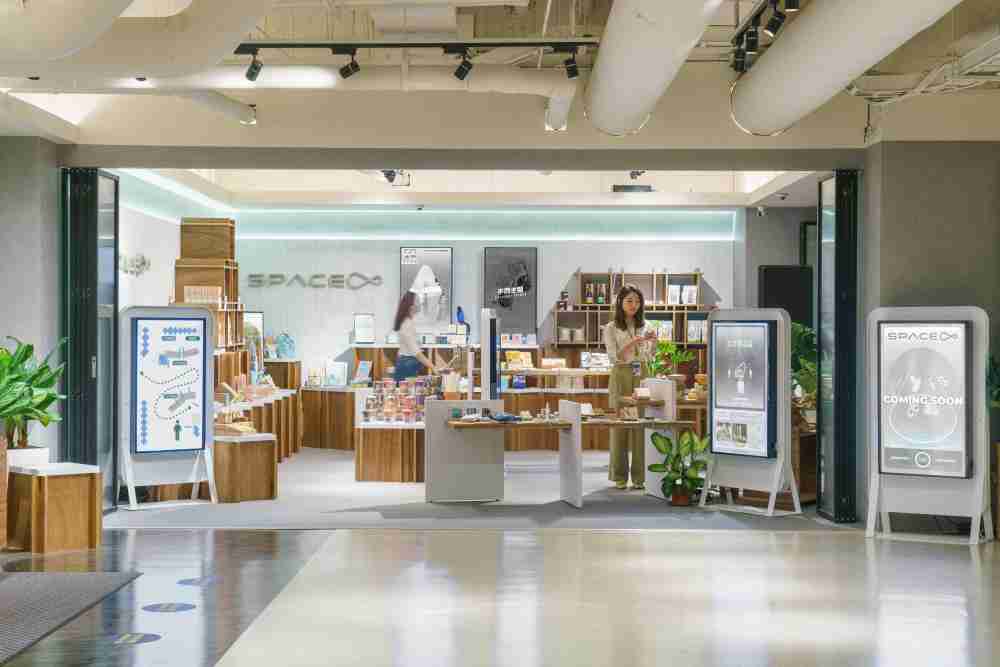 YAXIN111打造永续选物商店，，，，展示社企及社创商品，，结合创利空间所开发的智能零售系统，，，，整合多元产品信息，，，让无人商店扮演公益行动的推手